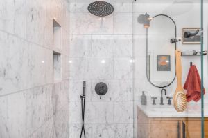 Ako vyčistiť sklo na sprchovom kúte? Tipy na účinné zmesi i prevenciu