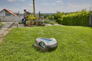 Robotická kosačka: Vynález, ktorý pokosí záhradu za vás